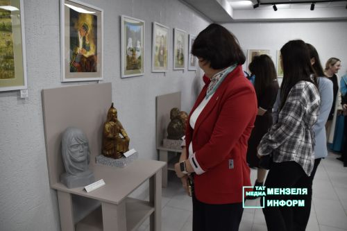 В Мензелинске открылась выставка скульптур «Национальные герои народов мира»