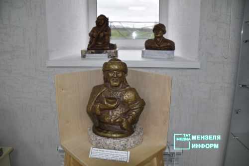 В Мензелинске открылась выставка скульптур «Национальные герои народов мира»