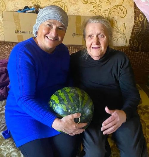 Мензелинский благотворитель угостил арбузами более 200 человек