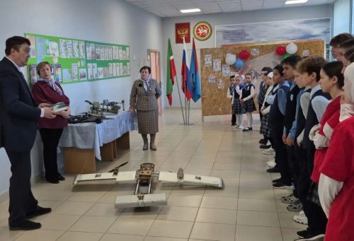 В Мензелинском районе школьникам показали дроны