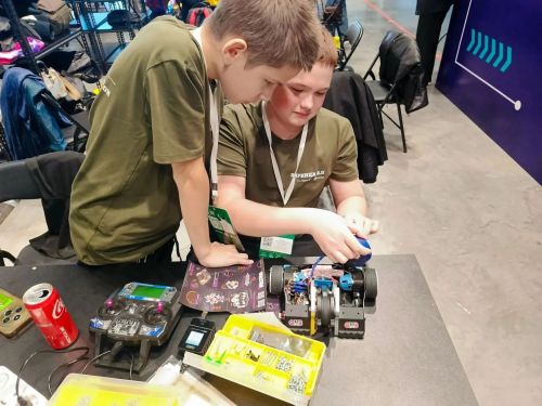 Команда из Мензелинска победила в первом раунде битвы роботов на Kazan Digital Week
