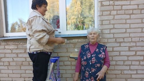 Активисты «Движения первых» помогают пожилым жителям Мензелинского района