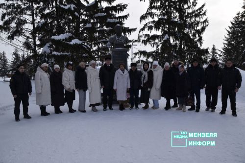 Памятный визит в Мензелинске: возложение цветов к бюсту героя