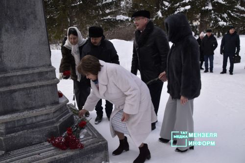 Памятный визит в Мензелинске: возложение цветов к бюсту героя