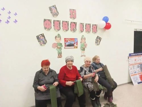 В Старомазинском МФЦ плетут сети для бойцов СВО