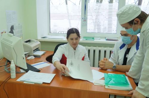 Мензелинские студенты-медики приносят помощь, заменяя мобильную поликлинику