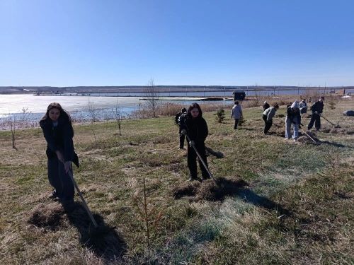 В Мензелинске прошла акция по благоустройству Набережной реки Мензеля