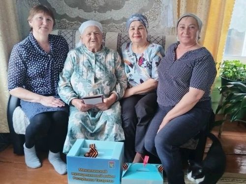 Минзәлә районы Бикбау авылы тыл ветераннарына бәйрәм бүләкләре тапшырылды