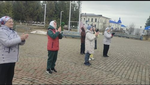 Студенты Мензелинского медицинского училища провели занятие для людей серебряного возраста