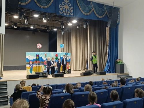 В Мензелинске школьникам показали спектакль по безопасности дорожного движения