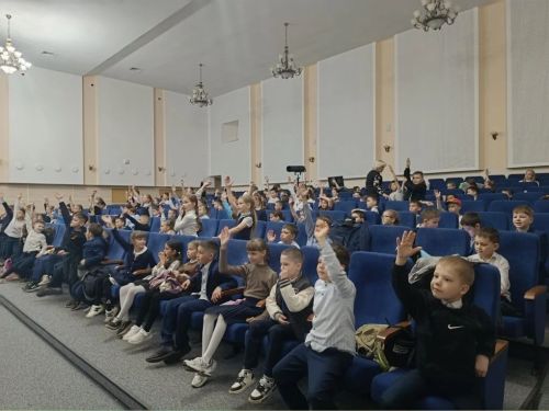 В Мензелинске школьникам показали спектакль по безопасности дорожного движения