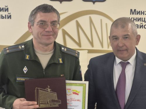 Глава Мензелинского района поздравил юбиляров и вручил государственные награды