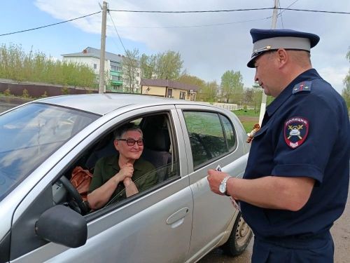 Сотрудники ГИБДД Мензелинского района поздравили водителей с 9 мая