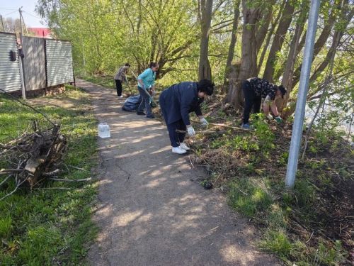В Мензелинске привели в порядок территорию озера за районной больницей