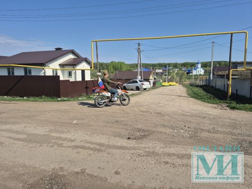 В селе Коноваловка Мензелинского района День Победы встретили масштабным митингом и автопробегом