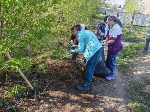 В Мензелинске привели в порядок территорию озера за районной больницей