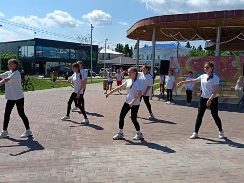 Юные артисты и педагоги ДШИ устроили праздник для жителей Мензелинска