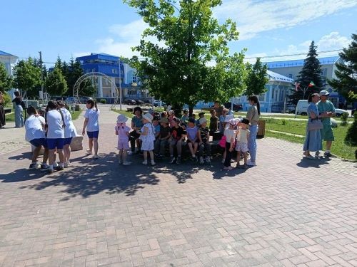 Юные артисты и педагоги ДШИ устроили праздник для жителей Мензелинска