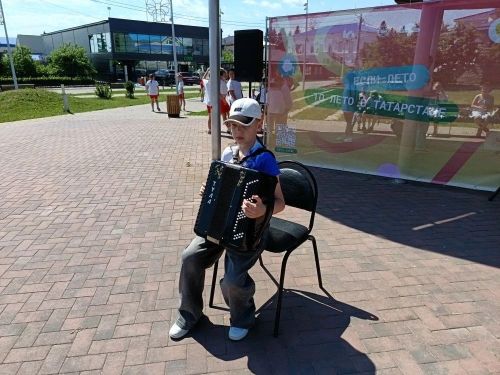 Юные артисты и педагоги ДШИ устроили праздник для жителей Мензелинска