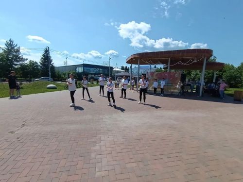 Юные артисты и педагоги ДШИ устроили праздник для жителей Мензелинска