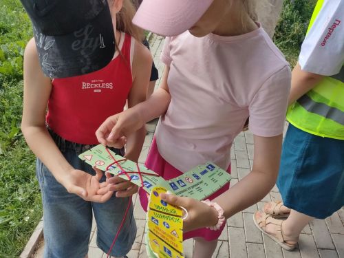 Смекалка и внимание на маршруте: квест по ПДД прошел в пришкольном лагере