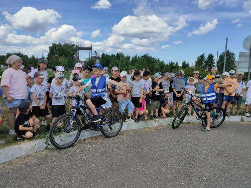 Смекалка и внимание на маршруте: квест по ПДД прошел в пришкольном лагере