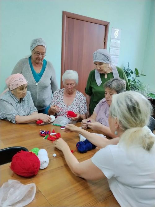 Тепло из дома: как мензелинские пенсионеры помогают бойцам СВО