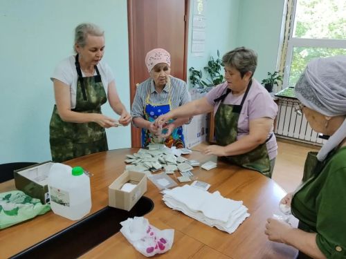Тепло из дома: как мензелинские пенсионеры помогают бойцам СВО