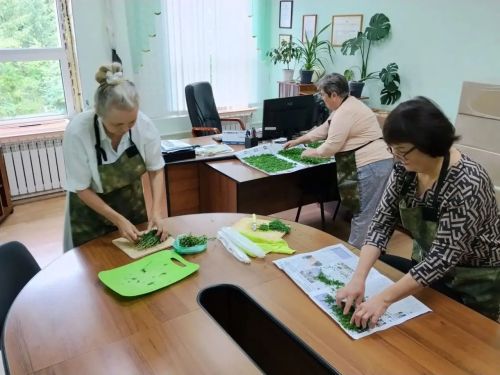 Тепло из дома: как мензелинские пенсионеры помогают бойцам СВО