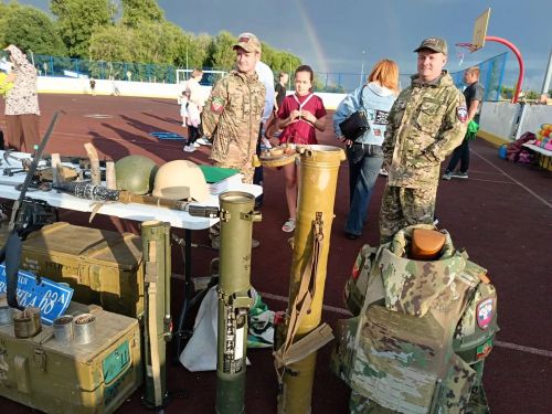В рамках «Курше» в поселке Нефтяников представили подлинные артефакты из зоны СВО