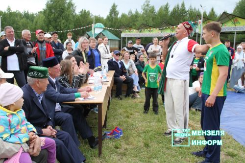 На Сабантуе в Мензелинске определили сильнейших батыров по национальной борьбе