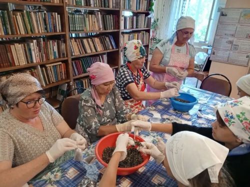 Жители села Старый Иркеняш собрали душистые травы для бойцов