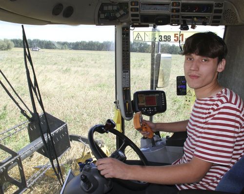 Самый молодой комбайнёр Мензелинского района намолотил 1642 тонны зерна за 23 дня