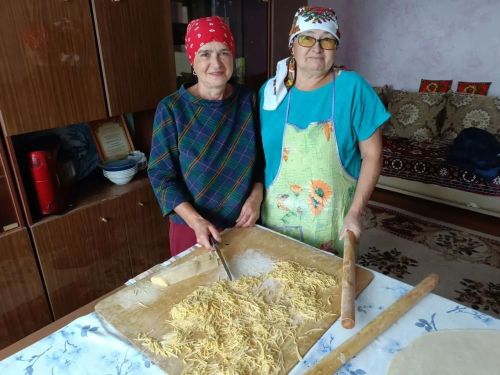 Жители Мензелинского района готовят домашнюю лапшу для бойцов СВО
