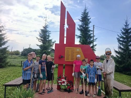 Ребята из лагеря «Полянка» провели уборку у памятника воинам Великой Отечественной войны