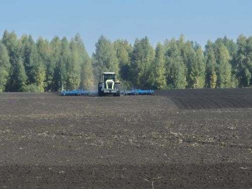 Минзәлә районы механизаторлары сайларга да, басуда да эшләргә җитешә