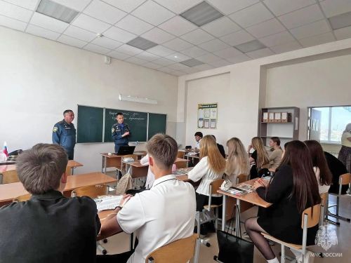В средней школе № 2 Мензелинска ученикам напомнили о правилах безопасности