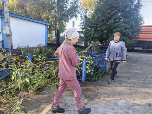 На территории Казанско-Богородицкой церкви прошел  субботник по очистке кладбища