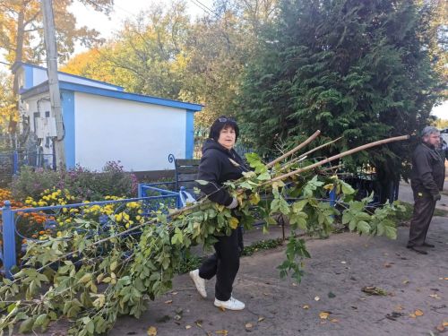 На территории Казанско-Богородицкой церкви прошел  субботник по очистке кладбища
