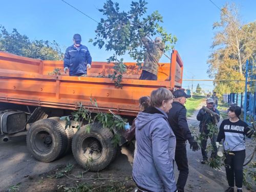 На территории Казанско-Богородицкой церкви прошел  субботник по очистке кладбища