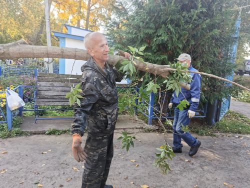 На территории Казанско-Богородицкой церкви прошел  субботник по очистке кладбища