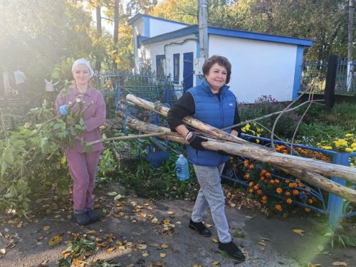 На территории Казанско-Богородицкой церкви прошел  субботник по очистке кладбища