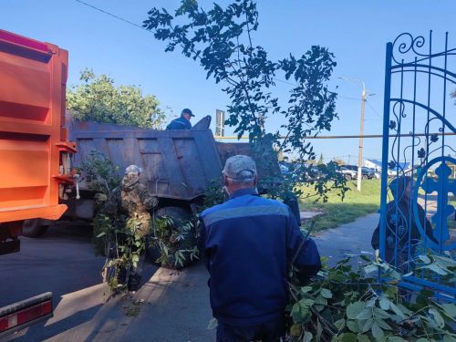 На территории Казанско-Богородицкой церкви прошел  субботник по очистке кладбища