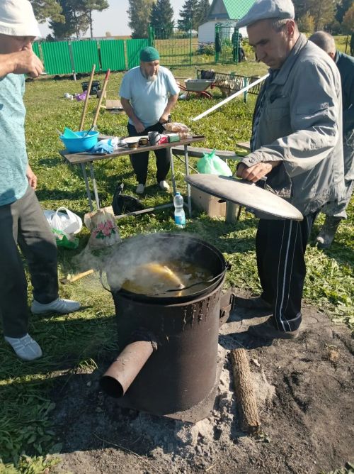 В Аю огородили забором территорию кладбища