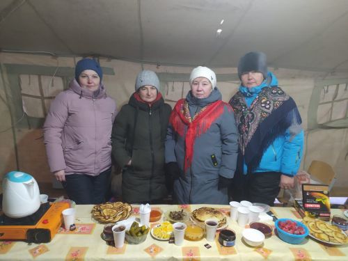 Купающихся в купели на реке Мензеля представители Старомазинского и имени Воровского сельского поселений угостили горячим чаем и блинами