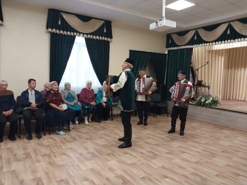 Тупач авылы клубында Өлкәннәр көне уңаеннан иганәчеләр ярдәмендә "Картаямени соң йөрәк" дип аталган бәйрәм кичәсе узды