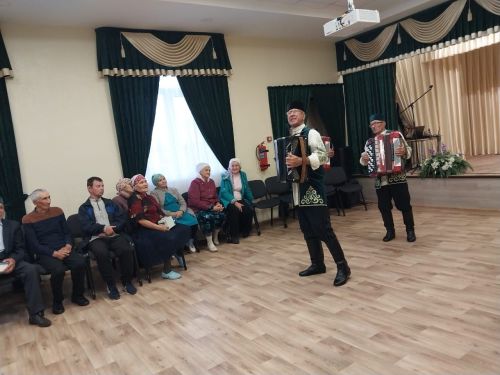 Тупач авылы клубында Өлкәннәр көне уңаеннан иганәчеләр ярдәмендә "Картаямени соң йөрәк" дип аталган бәйрәм кичәсе узды