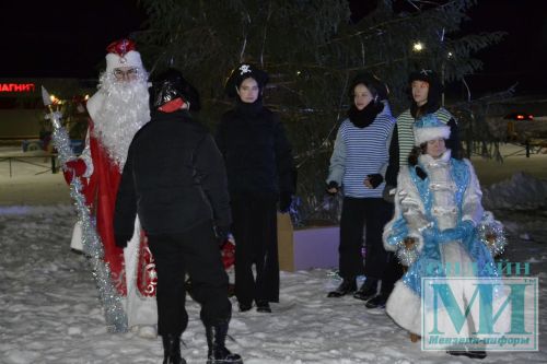 Жители поселка Садак приняли участие в Новогоднем представлении