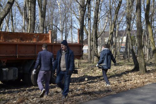 В парке имени Ленина, на территории озера Кучканка прошли субботники.