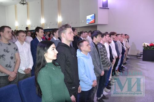Мензелинским призывникам были вручены подарки